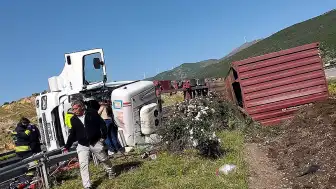 Gaziantep'te Tır Devrildi: Sürücü Yaralandı