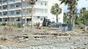 Hatay'da Sağanak Yağış Nedeniyle Cadde ve Sokaklar Sular Altında Kaldı