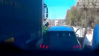 İzmir-Çeşme Otoyolu'nda Jandarma Personeli Tır Tarafından Sıkıştı