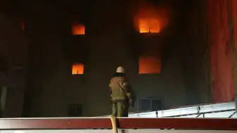 İzmir'de 5 Katlı Ayakkabı İmalathanesinde Yangın: 1 Yaralı