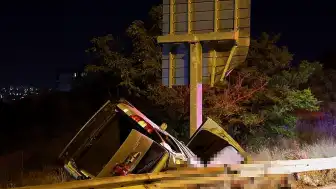 İzmir'de Feci Kaza: Hafif Ticari Araç Takla Attı, 2 Kişi Hayatını Kaybetti