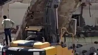 Kahta'da Yıkım Sırasında Beton Bloğu İş Makinesinin Üzerine Düştü