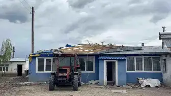 Kars'ta Şiddetli Rüzgar Maddi Hasara Yol Açtı: Çatılar Uçtu, Güneş Panelleri Savruldu