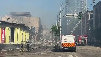 Kiev'de Füze ve Dron Saldırıları: Enkaz Kaldırma Çalışmaları Sürüyor