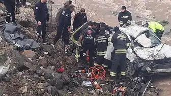 Otomobil dereye yuvarlandı: 2 kişi hayatını kaybetti, 1 kişi yaralandı