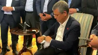 Özgür Özel'e Tebliğ Edilen Mutlak Butlan Kararı Belgesini Yırttı