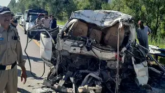 Pakistan'da Trafik Kazası: 17 Kişi Hayatını Kaybetti