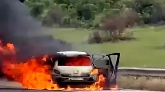 TAG Otoyolu'nda Seyir Halindeki Otomobil Alev Aldı: Sürücü ve Yolcular Kurtuldu