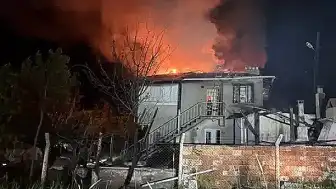 Tosya'da Çıkan Yangında İki Katlı Ev Kül Oldu