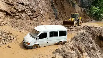 Trabzon'da Heyelan Nedeniyle Minibüs Çamura Saplandı: 3 Kişi Kurtuldu