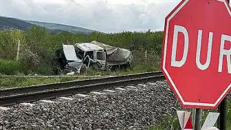Tren kamyonete çarptı: 1 kişi hayatını kaybetti, 3 kişi yaralandı