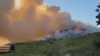 Ümraniye'de Boş Arazide Yangın Çıktı