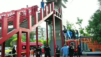 Üstgeçit Asansöründe Sıkışan Genç Hayatını Kaybetti