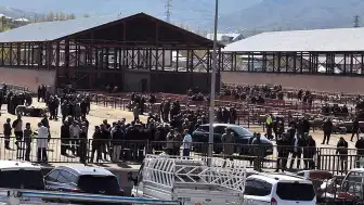 Van'da Hayvan Pazarında Çıkan Silahlı Kavgada 1 Kişi Hayatını Kaybetti, 13 Kişi Yaralandı