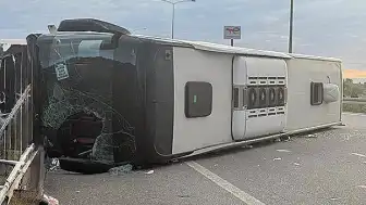 Yolcu Otobüsü Kontrolden Çıkarak Devrildi: 25 Yaralı