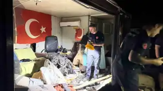 Antalya Serik'te Kontrolden Çıkan Otomobilin Motoru İşçi Barakasına Uçtu