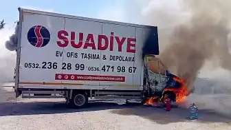 Ataşehir'de Park Halindeki Kamyonet Küle Döndü