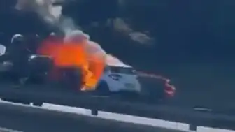 Avcılar TEM Otoyolu'nda Seyir Halindeki Otomobilde Yangın Çıktı
