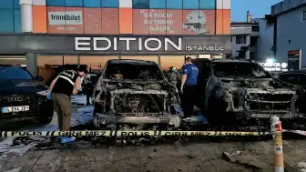 Bakırköy'de Oto Galerde Yangın: 4 Araç Kül Oldu, Kundaklama Şüphesi Araştırılıyor