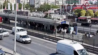 Beylikdüzü Metrobüs Durağında Bıçaklı Kavga: F.A. Hayatını Kaybetti