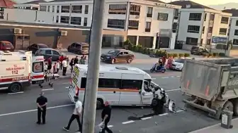 Bursa İnegöl'de Servis Minibüsü Kamyona Çarptı: 1 Ağır Yaralı
