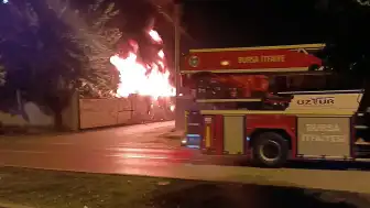 Bursa'da Geri Dönüşüm Tesisi Alevlere Teslim Oldu