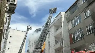 Esenyurt'ta 4 Binanın Çatısında Yangın: İtfaiye Ekipleri Müdahale Ediyor