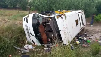 Isparta'da Tur Otobüsünün Devrilmesi Sonucu 4 Kişi Hayatını Kaybetti, 15 Kişi Yaralandı