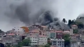 İstanbul Fatih'te Bina Yangını: Alevler Çevredeki Araçlara Sıçradı