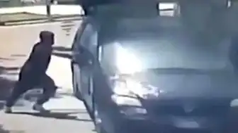 İtalya'da Tarım Mafyası 4 Göçmen İşçiyi Minibüste Yakarak Öldürdü