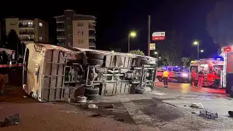 İzmir'de Trafik Kazası: Servis Otobüsü ve Otomobil Çarpıştı, 4 Yaralı