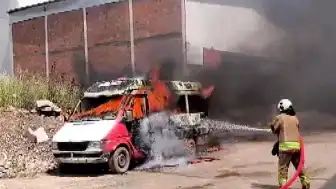Kahramanmaraş'ta Minibüs Alevlere Teslim Oldu