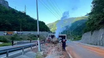 Maçka'da Kamyon Bariyerlere Çarparak Yandı: Sürücü Hayatını Kaybetti
