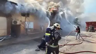 Antalya Kepez'de 4 Depoyu Kapsayan Yangın: Alevler Yakındaki Eve de Sıçradı