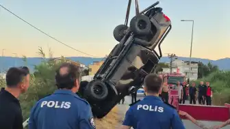 Balıkesir Edremit'te Kamyonetin Dereye Devrilmesi Sonucu 2 Kişi Öldü, 1 Kişi Yaralandı
