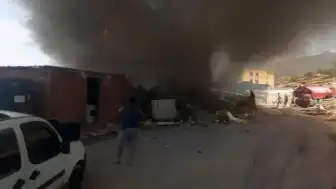Balıkesir Sındırgı'da Konteyner Yaşam Alanında Yangın: 9 Konteyner Kullanılamaz Hale Geldi