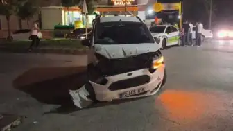 Batman'da Trafik Kazası: Taksi ile Hafif Ticari Araç Çarpıştı