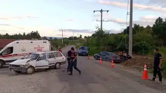 Bilecik Yenipazar'da iki otomobil çarpıştı: 10 yaralı