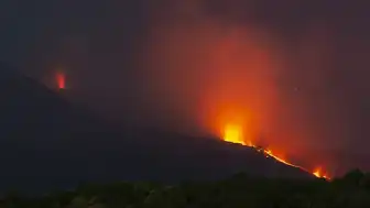 Etna Yanardağı'nda Volkanik Hareketlilik: Uçuş Seferleri Askıya Alındı