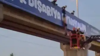 Gebze'de Üst Geçitte Bir Erkek Ölü Bulundu