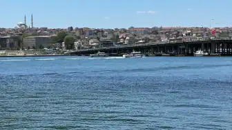 Haliç'te Tur Teknesi Köprü Ayağına Çarptı: Denize Düşen Personel İçin Arama Çalışmaları Başlatıldı