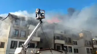 Hatay Hassa'da Yangın: 2 Binanın Çatısı Hasar Gördü