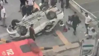 İskenderun'da Otomobilin Bariyerlere Çarparak Takla Atması Sonucu 2 Kişi Öldü, 3 Kişi Yaralandı