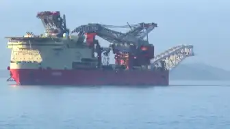 İstanbul Boğazı'nda Dev Geminin Geçişi: Boru Döşeme Gemisi 'JSD6000' Boğaz'dan Geçiyor