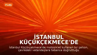 İstanbul Küçükçekmece'de Motosikletli Şahsın Silahla Vatandaşları Tehdit Ettiği Anlar Kamerada