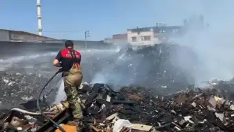 İzmir Seyhan Mahallesi'ndeki Çöplük Alanında Yangın Çıktı