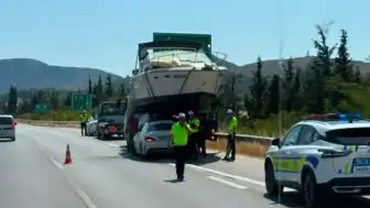 İzmir'de Otomobilin Tekne Taşıyan Çekiciye Çarpması Sonucu Kaza Meydana Geldi