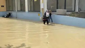 Kastamonu'da Şiddetli Yağış Sel Baskınlarına Yol Açtı: Tahliyeler ve Yol Kapanmaları Yaşanıyor