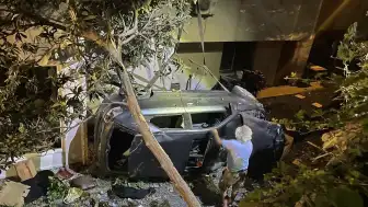 Kocaeli Gölcük'te Otomobil Apartman Boşluğuna Devrildi: 2 Yaralı