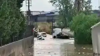 Kocaeli'de Şiddetli Sağanak Yağış: Araçlar Su Altında Kaldı